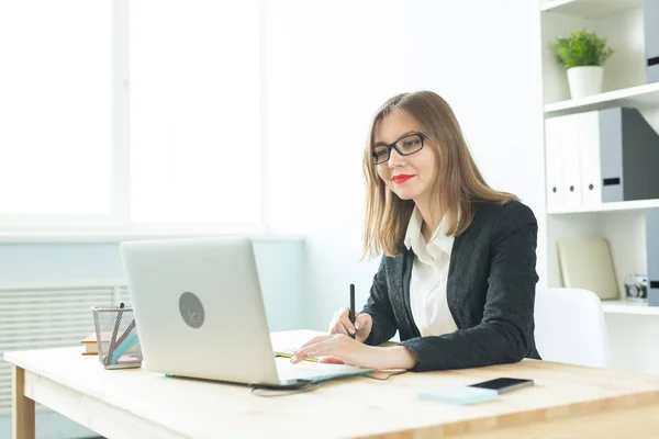 Business, web design et concept d'art graphique - Belle femme souriante dans des lunettes à l'aide du dispositif de croquis panoramique de la souris — Photo