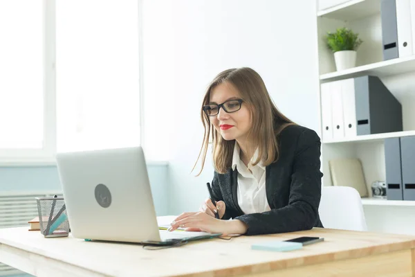 Illustratorin, Webdesignerin und Konzeptkünstlerin - Grafikerin mit Stift-Tablet im hellen Büro — Stockfoto