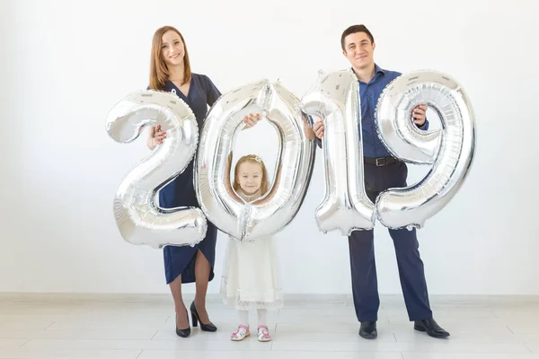 Nuevo 2019 Año viene concepto - Familia están sosteniendo números de color plata en el interior . — Foto de Stock