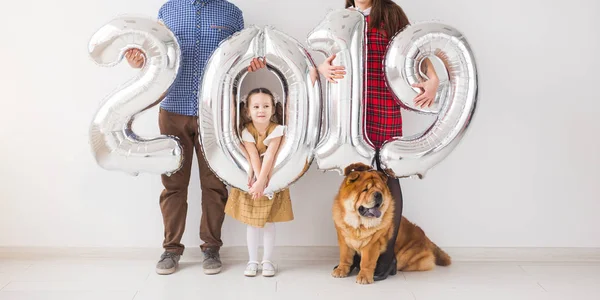 Año nuevo, celebración y concepto de días festivos - signo de celebración familiar 2019 hecho de globos de plata para el año nuevo en el fondo de la habitación blanca, de cerca — Foto de Stock