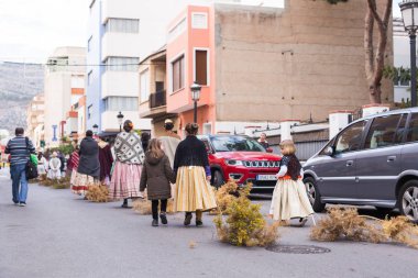 Oropesa Del Mar, İspanya - 13 Ocak 2018: tatil alay Festivali saint Anthony sokakta Oropesa del Mar, İspanya