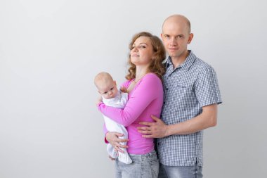 Ebeveynlik, çocuk ve insan kavramı - genç aile holding bebek kopya alanı beyaz zemin üzerine