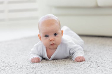 Çocuk, çocukluk ve bebek kavramı - güzel bebeğim yere yat