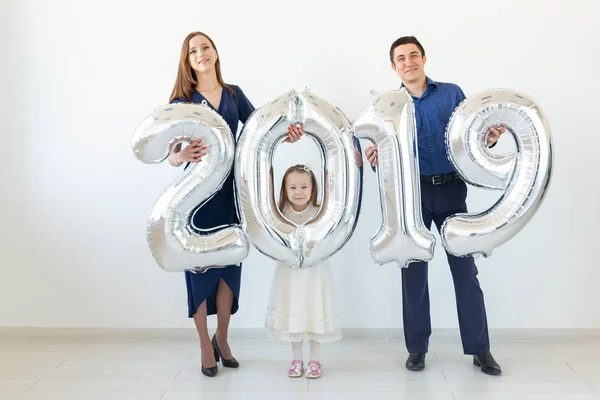 Año nuevo, celebración y concepto de vacaciones - signo de celebración familiar 2019 hecho de globos de plata para el año nuevo en el fondo de la habitación blanca — Foto de Stock