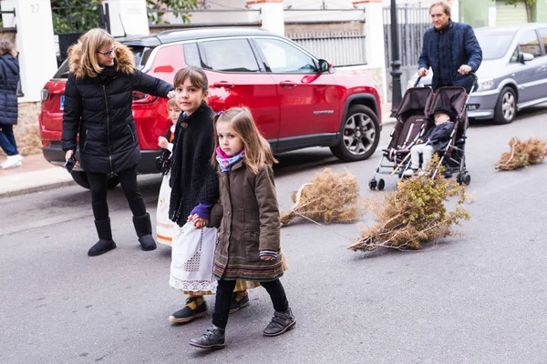 Oropesa Del Mar, Spanien - 13 januari 2018: holiday procession på festivalen av saint Anthony på gatan i Oropesa del Mar, Spanien — Stockfoto