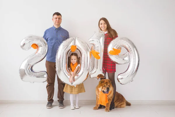 Año nuevo, celebración y concepto de vacaciones - signo de celebración familiar 2019 hecho de globos de plata para el año nuevo en el fondo de la habitación blanca —  Fotos de Stock