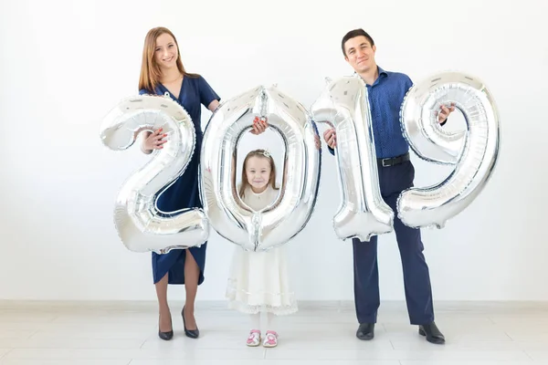 Nuevo 2019 Año viene concepto - Familia están sosteniendo números de color plata en el interior . — Foto de Stock