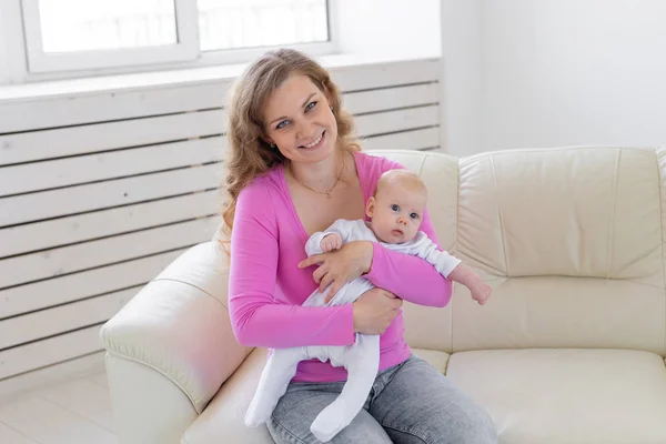 Jeugd, moederschap, zuigeling concept - gelukkige moeder die haar baby — Stockfoto