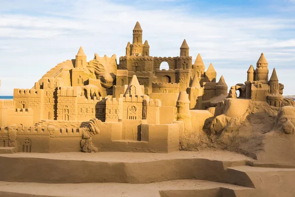 Cidade de fantasia feita de areia contra um céu azul — Fotografia de Stock