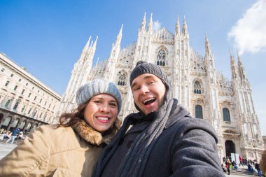 Milano Duomo Meydanı'nda kendi kendine portre çekici çift. Kış tatil, seyahat ve ilişki kavramı