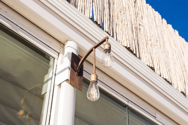 Straat lamp buiten. Ouderwetse straat licht — Stockfoto