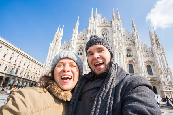 Milano Duomo Meydanı'nda kendi kendine portre çekici çift. Kış tatil, seyahat ve ilişki kavramı — Stok fotoğraf