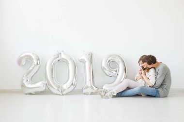 Yeni yıl, kutlama ve tatil kavramı - aşk çift işareti yeni yıl için gümüş balon beyaz zemin üzerine yapılan 2019