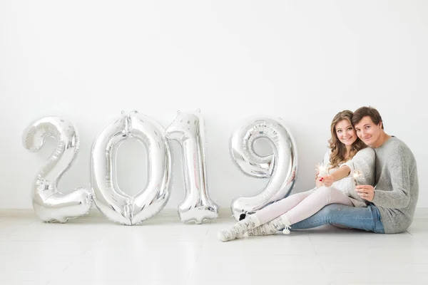 Nuevo 2019 Año viene concepto - amar a los hombres y mujeres jóvenes con números de color plata — Foto de Stock