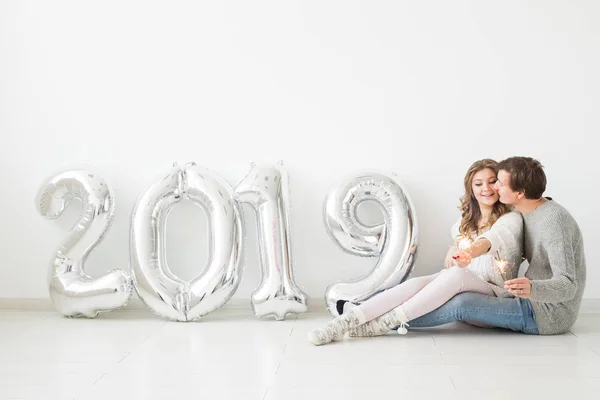 새로운 2019 년 개념-로맨틱 젊은 남자와 여 자가 흰색 바탕에 실버 색 숫자를 오고 있다 — 스톡 사진