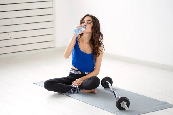 Estilo de vida saludable, personas y concepto deportivo: agua potable para mujeres después del yoga —  Fotos de Stock