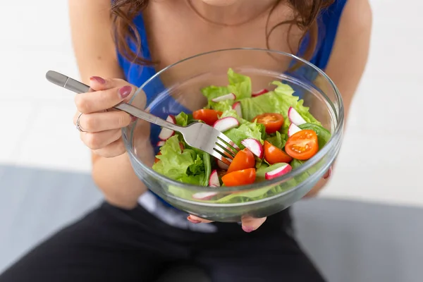 Zdravý životní styl, jídlo koncept - zblízka talíř salátu v Zenske rukou — Stock fotografie