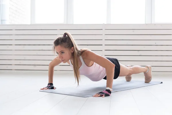 Estilo de vida saludable, fitness people y concepto deportivo - Ejercicio de la mujer con push up — Foto de Stock