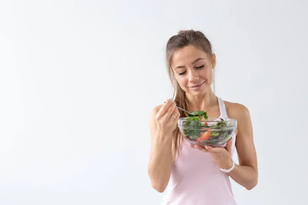 Conceito de pessoas, comida e dieta - Retrato de mulher comendo comida saudável sobre fundo branco com espaço de cópia — Fotografia de Stock