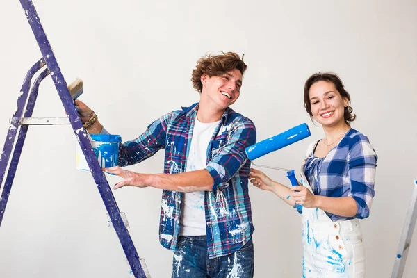 Rénovation, redécoration et concept de personnes - Portrait de couple teinté de peinture sur fond blanc — Photo