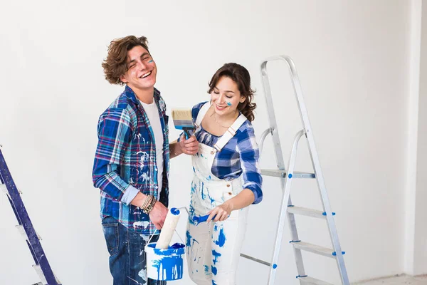 Personnes, redécoration et concept de relation - Jeune couple drôle faisant des rénovations dans un nouvel appartement — Photo