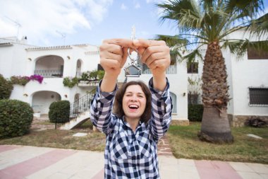 Mülkiyet, Emlak, satın alma ve kavram - kadın yeni ev dışında duran tuşları ile kira