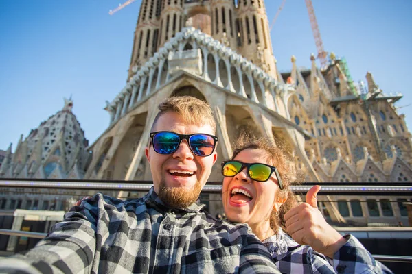 Travel, holidays and people concept - Happy couple taking selfie photo in Barcelona — Stock Photo, Image