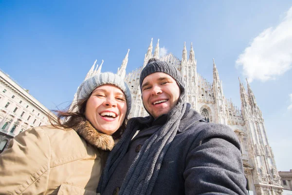 Kış seyahat kavramı - Milano Duomo Katedrali önünde portresi ile telefon alarak mutlu turist — Stok fotoğraf
