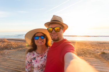 Seyahat, yaz ve tatil kavramı - güzel çift alarak selfie bir plajda