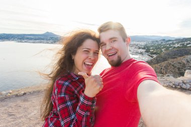 Mutlu çift selfie güzel devralarak seyahat, tatil ve tatil kavramı - manzara
