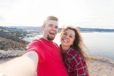 Seyahat, tatil ve tatil kavramı - selfie güzel devralarak eğleniyor güzel çift manzara