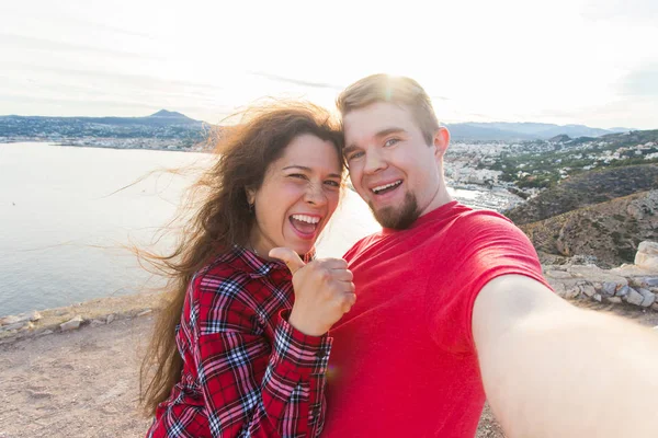 Mutlu çift selfie güzel devralarak seyahat, tatil ve tatil kavramı - manzara