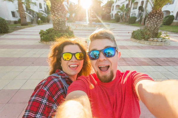 Conceito de viagem, férias e férias - Casal jovem tomando selfie ao ar livre — Fotografia de Stock