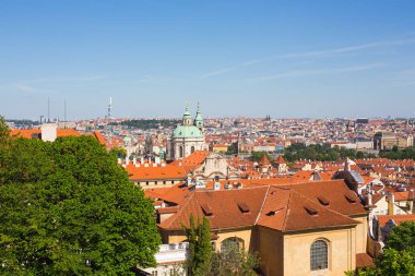 Çatıları yüksek görünümden eski Prag nokta, yaz saati