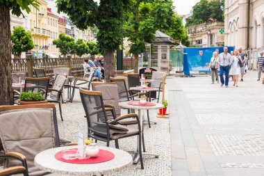 Karlovy Vary, Çek Cumhuriyeti - 13 Haziran 2017: sokak restoranları içinde şehir merkezi Karlovy Vary, Çek Cumhuriyeti ile