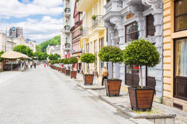 Karlovy Vary, Çek Cumhuriyeti - 13 Haziran 2017: at üzerinde yürüyen insanlar cepheler Karlovy Vary binalara eski merkezi..