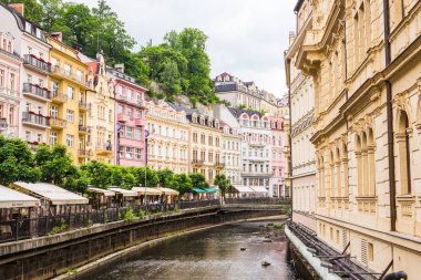 Karlovy Vary, Çek Cumhuriyeti - 12 Haziran 2017: Karlovy Vary manzara nehir Tepla. Mimari Karlovy Vary, Çek Cumhuriyeti. En çok ziyaret edilen spa şehir Çek Cumhuriyeti