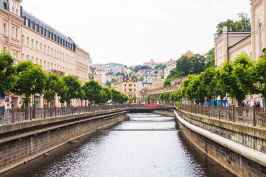 Karlovy Vary, Çek Cumhuriyeti - 12 Haziran 2017: Karlovy Vary manzara nehir Tepla. Mimari Karlovy Vary, Çek Cumhuriyeti. En çok ziyaret edilen spa şehir Çek Cumhuriyeti