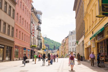 Karlovy Vary, Çek Cumhuriyeti - 12 Haziran 2017: güzel sokak Karlovy Vary, Çek Cumhuriyeti. En çok ziyaret edilen spa şehir Çek Cumhuriyeti