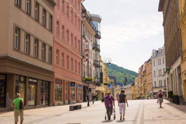 Karlovy Vary, Çek Cumhuriyeti - 12 Haziran 2017: güzel sokak Karlovy Vary, Çek Cumhuriyeti. En çok ziyaret edilen spa şehir Çek Cumhuriyeti