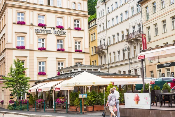 Karlovy Vary, República Checa - 13 de junio de 2017: Calle con restaurantes en el centro de Karlovy Vary, República Checa — Foto de Stock