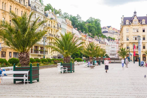 KARLOVY VARY, REPÚBLICA CHECA - 12 DE JUNIO DE 2017: Hermosa calle en Karlovy Vary, República Checa. Es la ciudad balneario más visitada de la República Checa — Foto de Stock