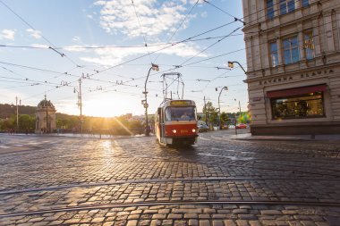 Prague, Prague, Çek Cumhuriyeti - 7 Haziran 2017: bir güzel yaz günü, Çek Cumhuriyeti yeni tramvay