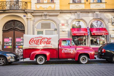 Prague, Çek Cumhuriyeti - 7 Haziran 2017:: Prag Old Town sokaklarda reklam yazıt gemide Coca Cola ile kırmızı retro araba Ford F-100