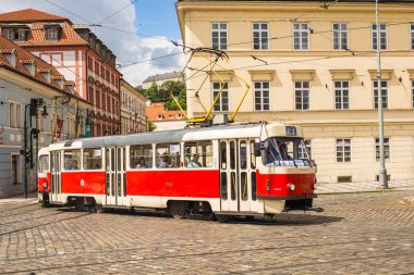 Prag bir güzel yaz günü, Çek Cumhuriyeti, Prag, Çek Cumhuriyeti - 7 Haziran 2017: tramvay