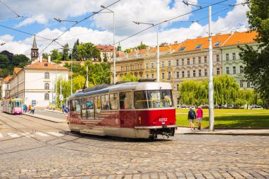 Prag bir güzel yaz günü, Çek Cumhuriyeti, Prag, Çek Cumhuriyeti - 7 Haziran 2017: tramvay