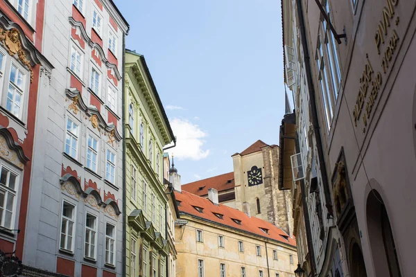 PRAGA, REPÚBLICA CHECA - 7 DE JUNIO DE 2017: Edificios con arquitectura tradicional en el casco antiguo de Praga, República Checa — Foto de Stock