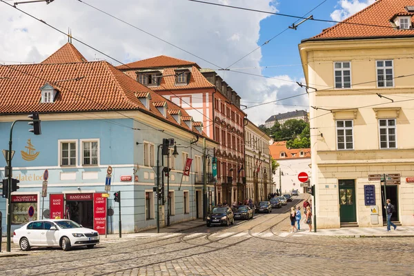 ПРАГА, ЧЕШСКАЯ РЕСПУБЛИКА - 7 июня 2017 года: Старая улица в Праге утром, европейские поездки — стоковое фото