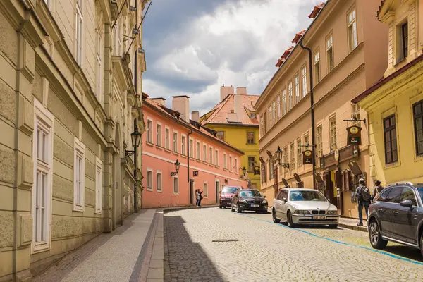 PRAGA, REPÚBLICA CHECA - 7 DE JUNIO DE 2017: Calle Vieja en Praga por la mañana, viajes europeos — Foto de Stock