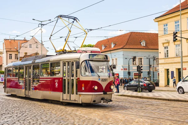 Praha, Česká republika - 7 června 2017: tramvaje v Praze v krásném letním dni, Česká republika — Stock fotografie